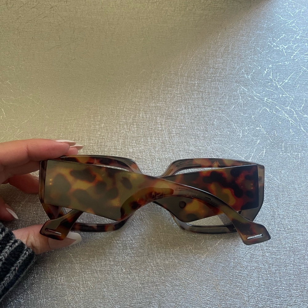 Tortoiseshell Oversized Cat-Eye Women's Sunglasses ๐ถ๏ธ๐ค - Picture 3 of 6